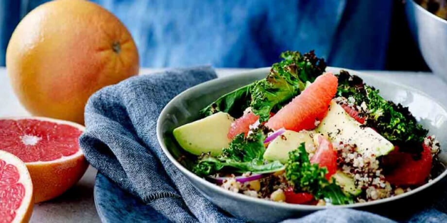 Buddha bowl met pompelmoes, avocado, kikkererwten, krulkool en quinoa