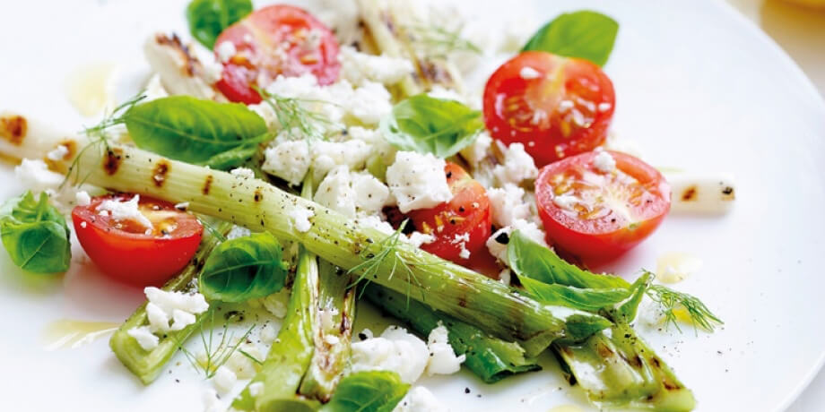 Geroosterde lente-uitjes met feta, basilicum en venkelzaadjes