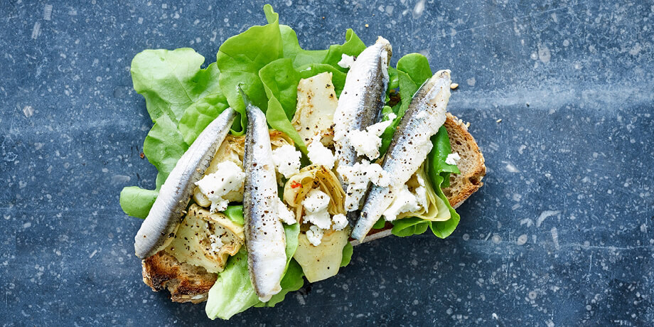 Toast aux artichauts, anchois et feta, vinaigrette Caesar