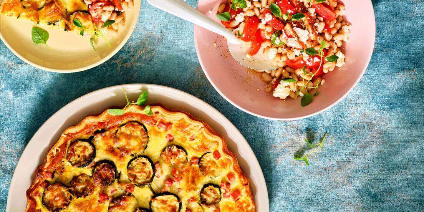 Quiche de courgettes au jambon et fromage, salade de tomates, haricots blancs et feta