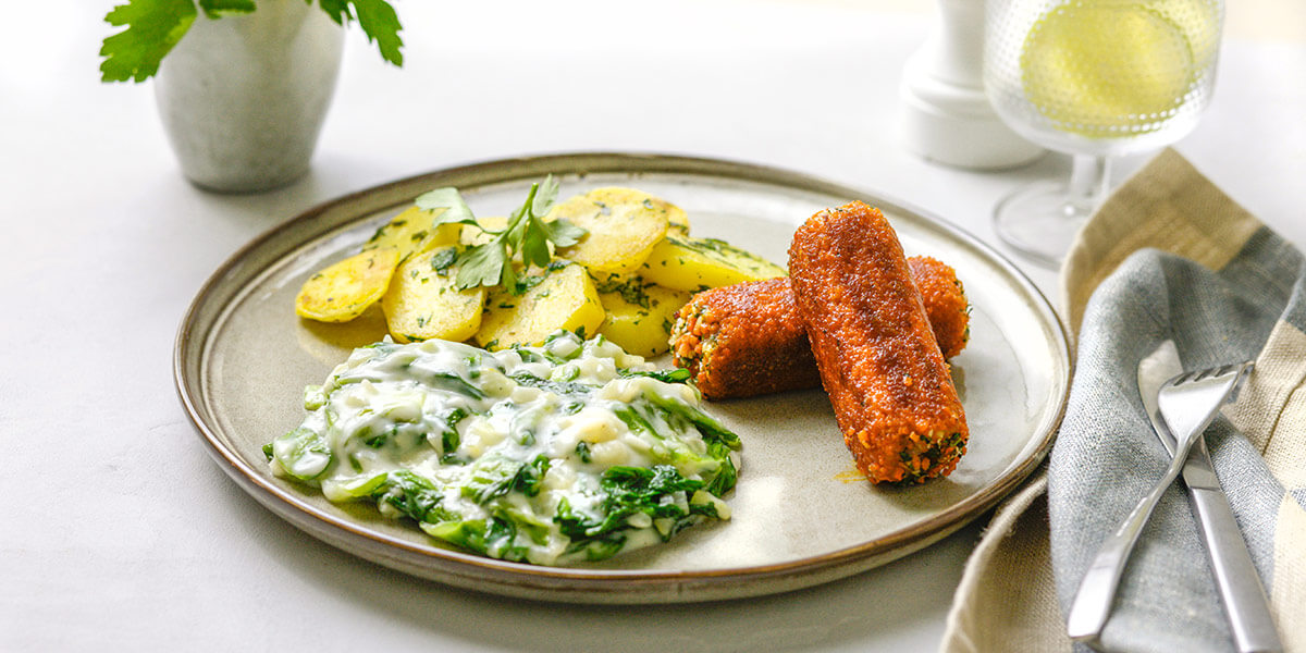 Andijvie in witte saus met boomstammetjes en peterselieaardappeltjes