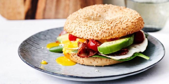 Ontbijtbagel met spek, ei en avocado