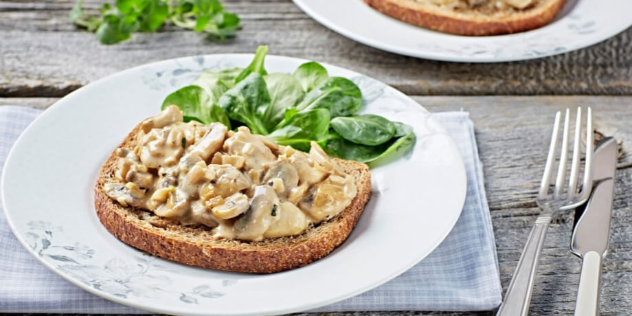Toasts aux champignons de Paris et à la bière brune