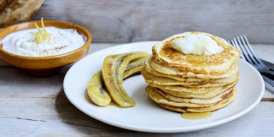 Gekaramelliseerde flensjes met banaan en ricotta