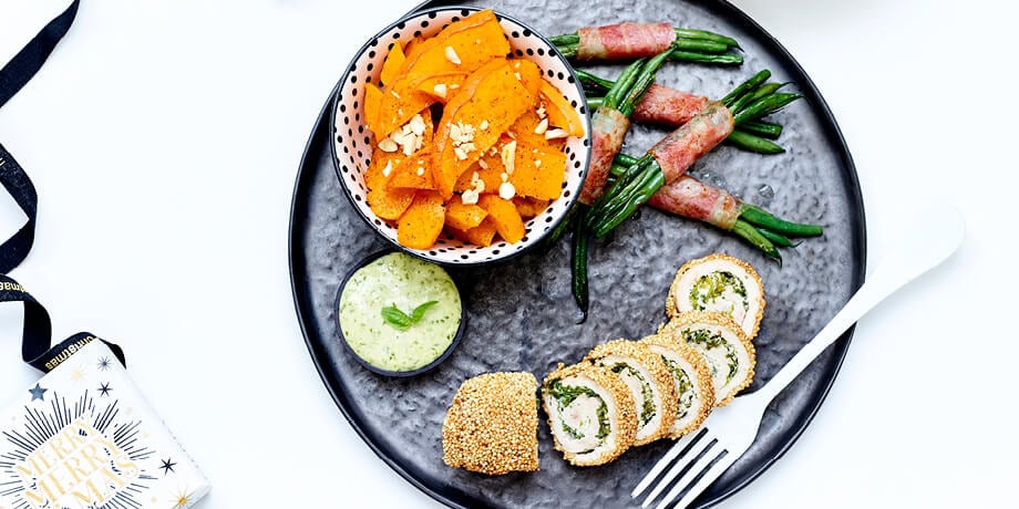Krokante kalkoenrollade met pompoenfrietjes en boontjes