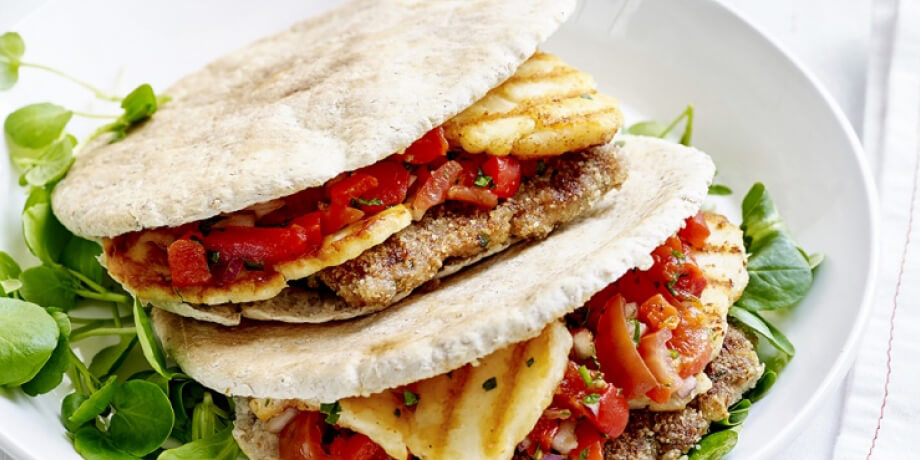 Lamsburger met salsa van gegrilde paprika’s en halloumi