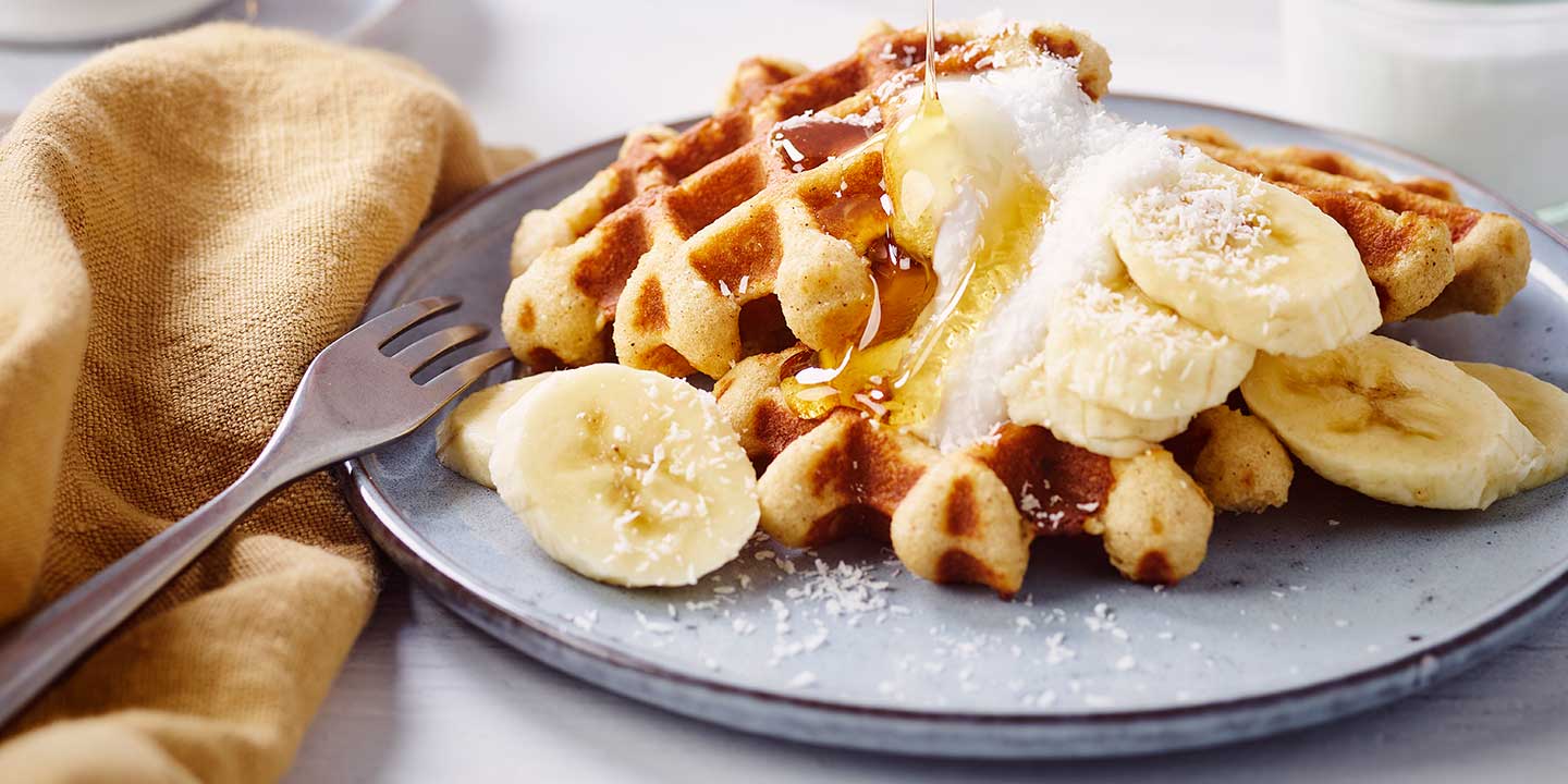 Kokos-kaneelwafels met banaan en kokosyoghurt