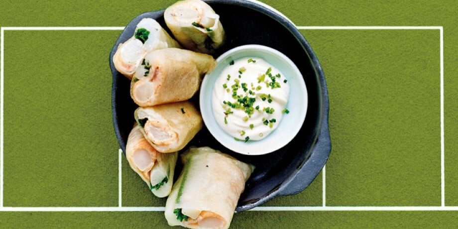 Croustillants d’asperges au saumon fumé, sauce au raifort