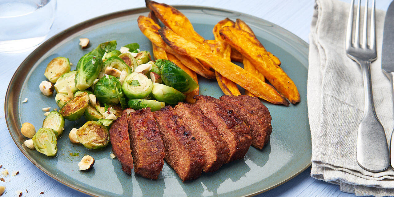 Steak végétal aux choux de Bruxelles et frites de patates douces