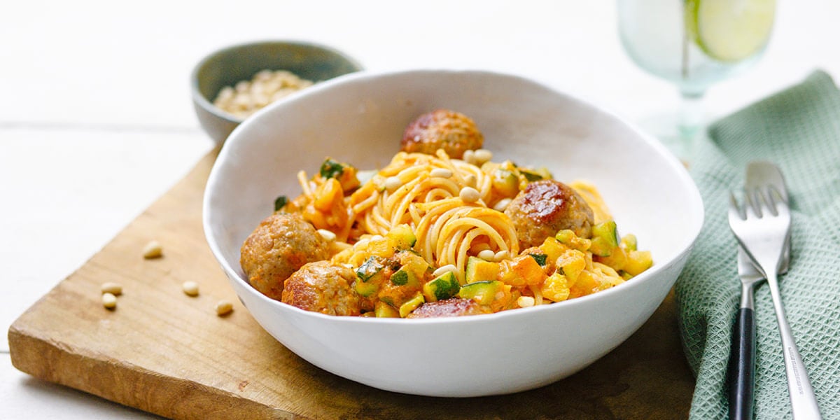 Spaghettis aux boulettes avec sauce poivron-yaourt