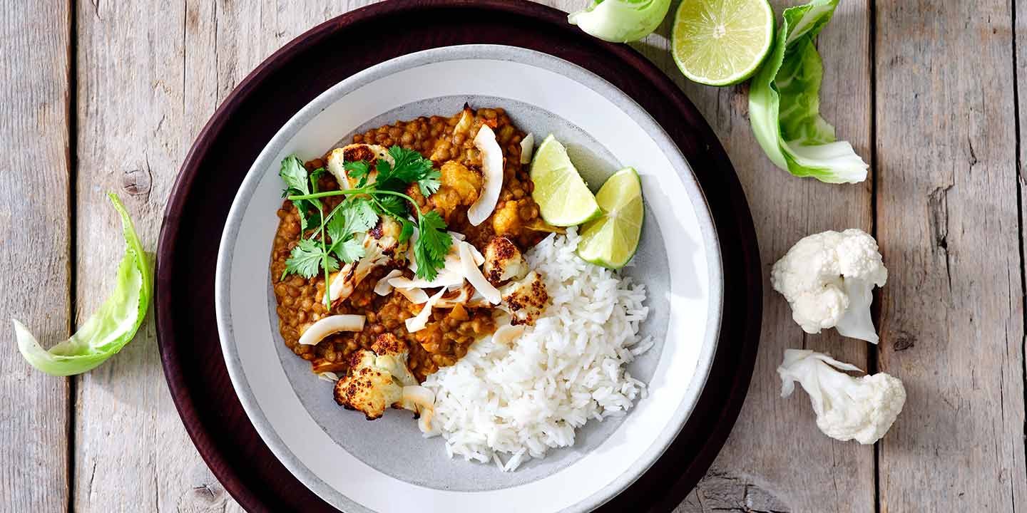 Dahl van linzen met bloemkool, rijst en gegrilde kokos