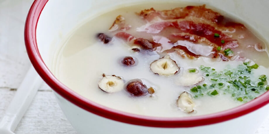 Aardperensoep met krokante pancetta en geroosterde hazelnoten