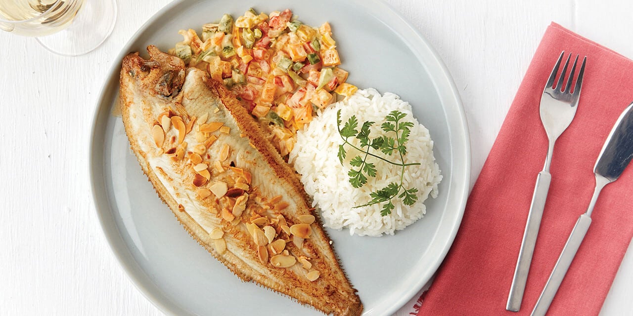 Filets de merlan aux amandes grillées, poivron, coriandre et riz
