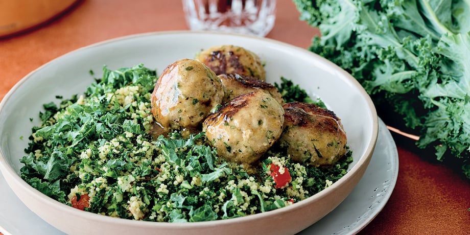 Vleesballetjes en bulgur met groene krulkool