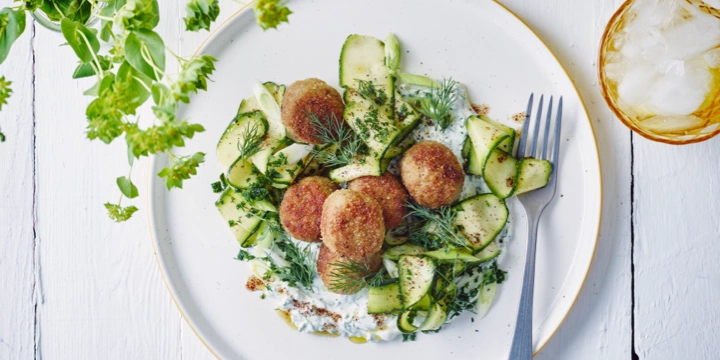 Gehaktballetjes met yoghurt en courgettesalade