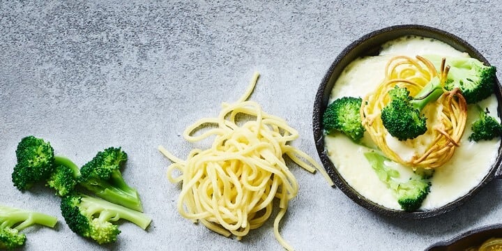 Raclette et nids de spaghettis au brocoli