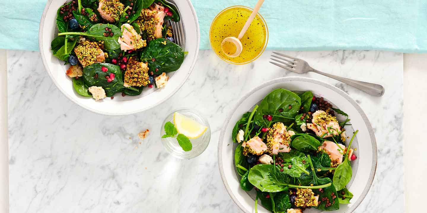 Salade d’épinards et de lentilles, saumon en croûte de pistaches