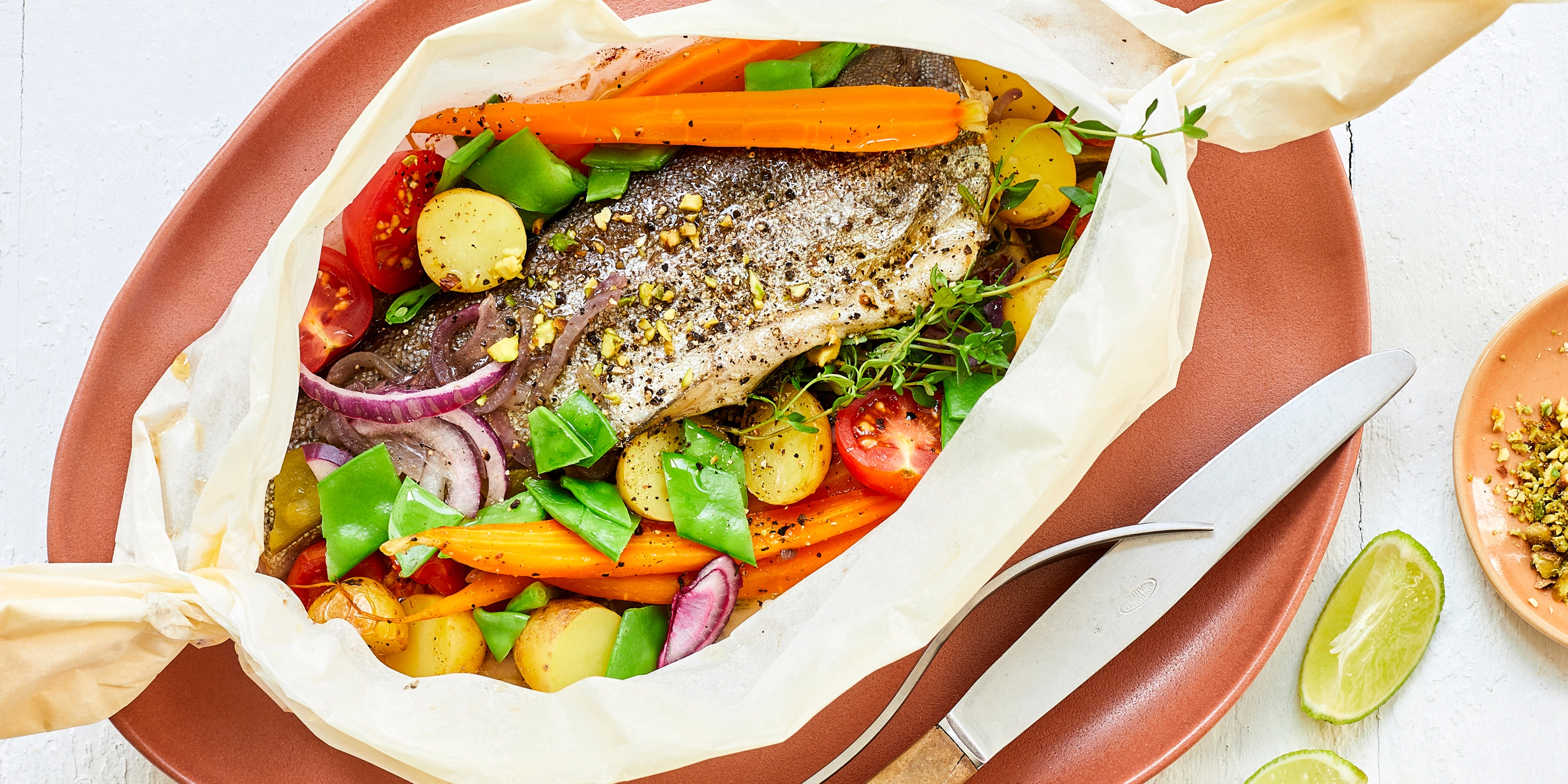 Forel in papillot met kleurige groenten