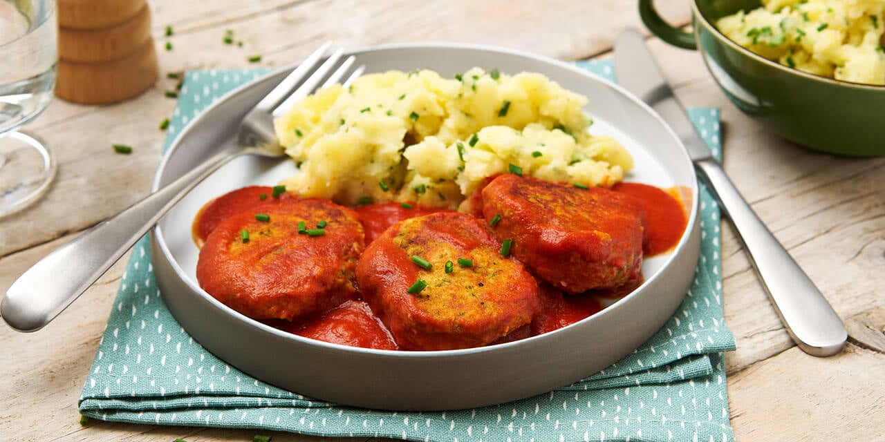 Courgette-kaaskoekjes in tomatensaus met smeuïge bieslookpuree