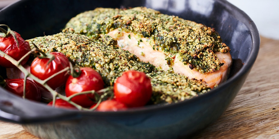 Zalm met een korstje van kruiden en hazelnoten