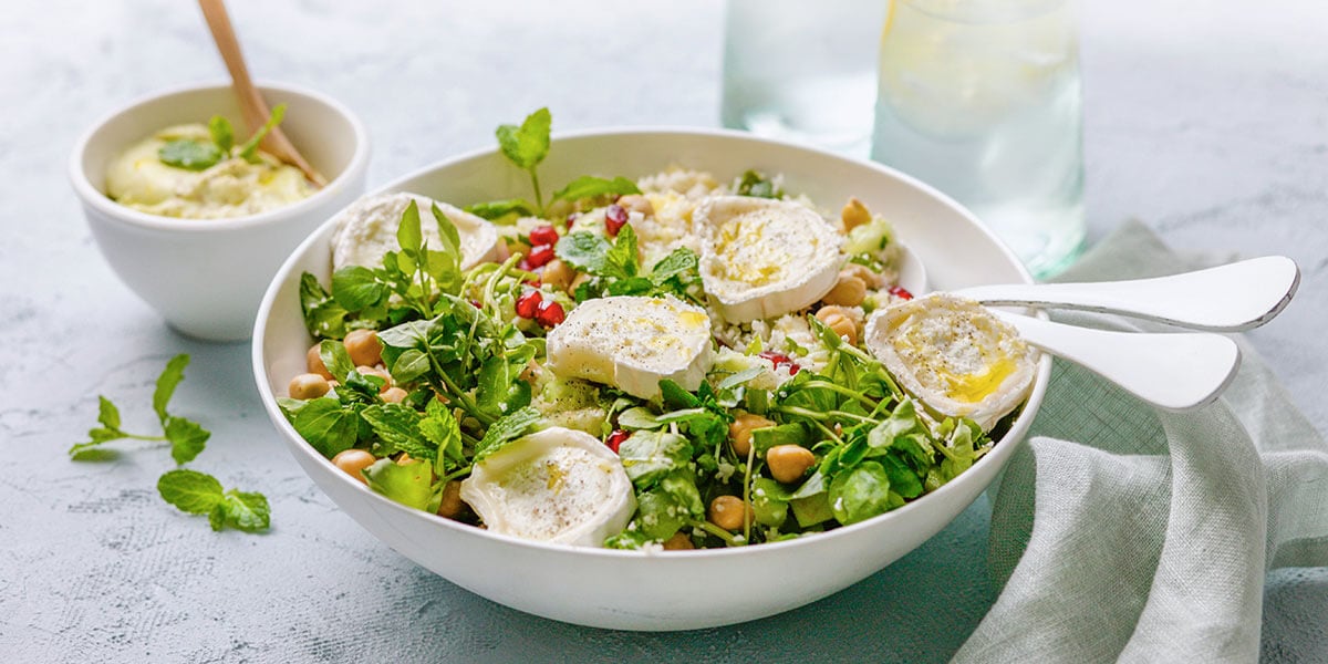 Salade fraîche de chou-fleur, fromage de chèvre et sauce avocat