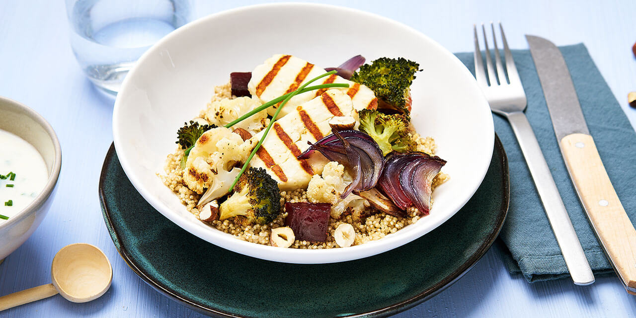 Gebakken halloumi met quinoa, ovengeroosterde groenten en yoghurtvinaigrette