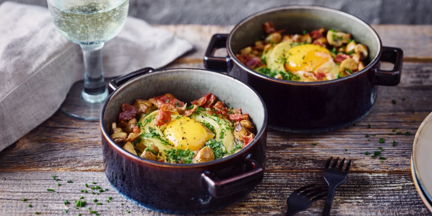 Ei uit de oven met kruiden, pasta, pancetta en champignons