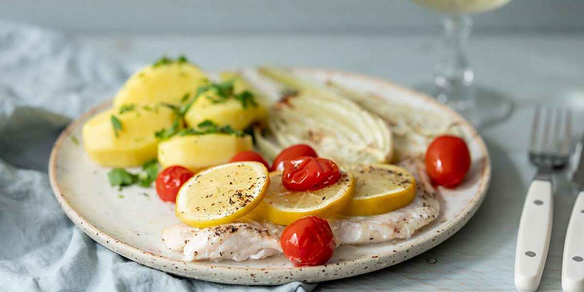 Bar au citron, pommes de terre persillées et fenouil grillé