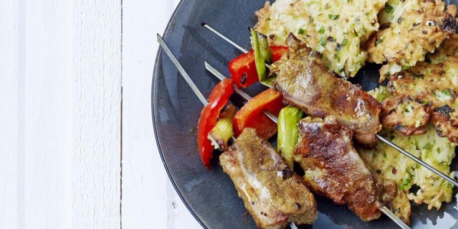 Saté d'agneau aux épices sur galettes de riz