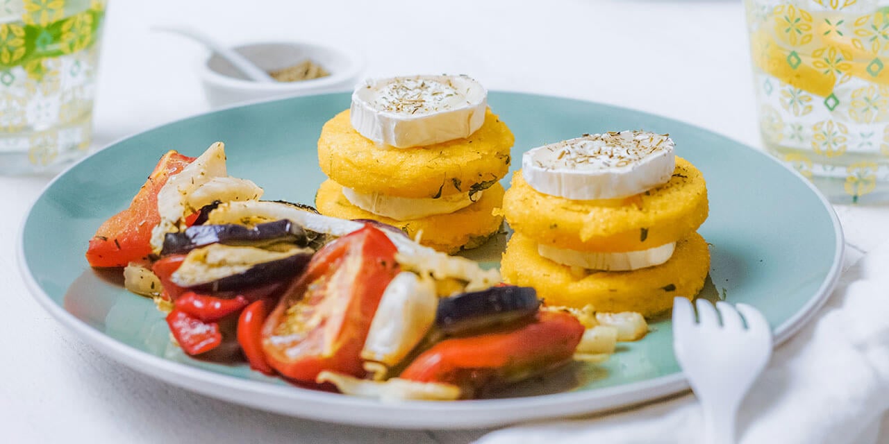 Légumes d'été grillés, biscuits de polenta et fromage de chèvre