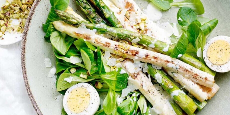 Salade d’asperges grillées, œufs et vinaigrette au thym