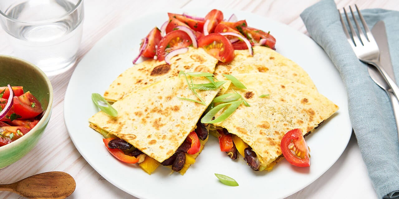 Quesadilla met avocado en frisse tomatensalade