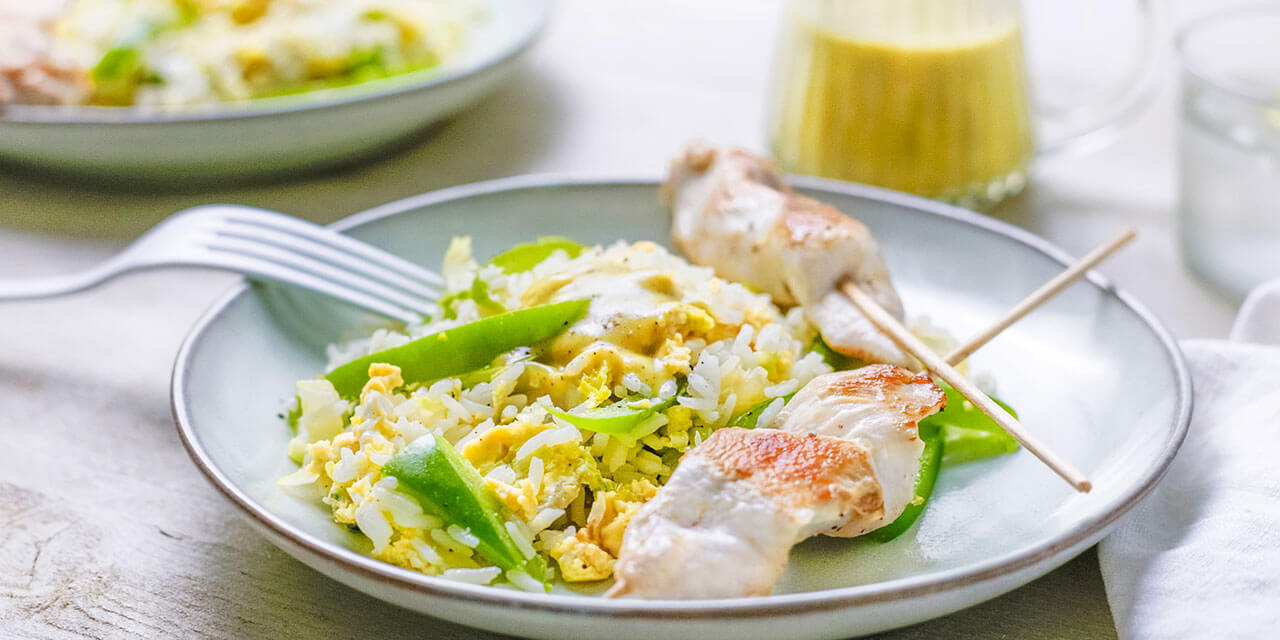 Kipsaté met currysaus en gebakken rijst