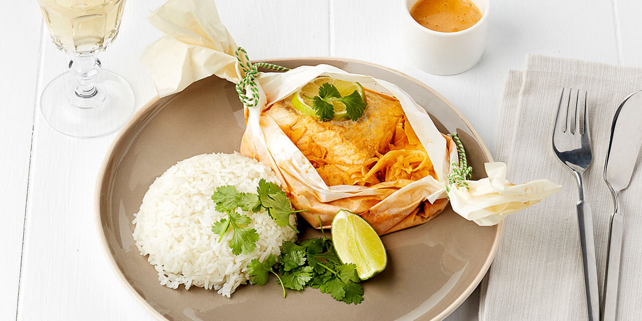 Papillot van koolvishaasje met wittekool en rode curry