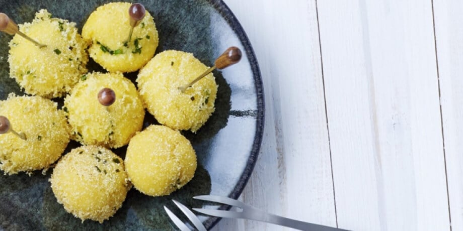 Boules de polenta frites aux herbes