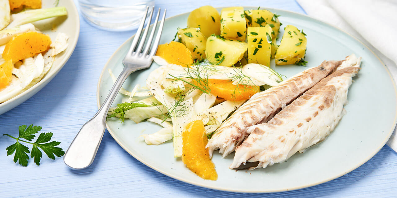 Zeebaars in zoutkorst met peterseliepatatjes en venkelsalade
