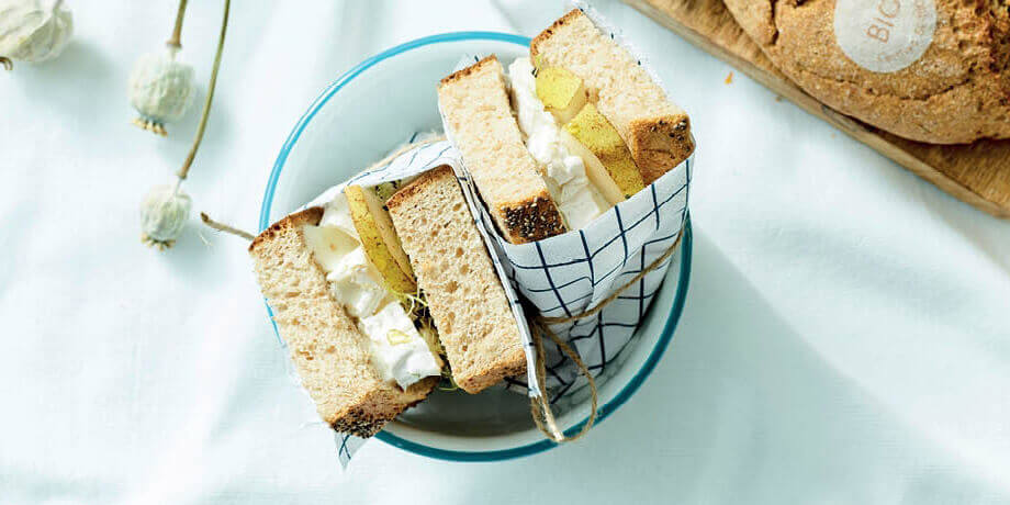 Tartines de pain d’épeautre au chèvre, poire et miel