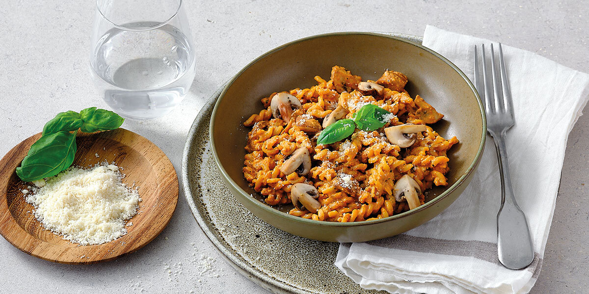 Fusilli met rode paprika-walnotenpesto en gebakken champignons