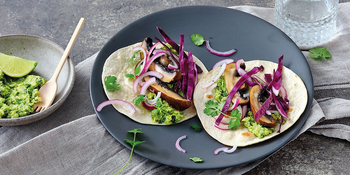 (Vegan) taco met portobello, guacamole en rode gepekelde ui