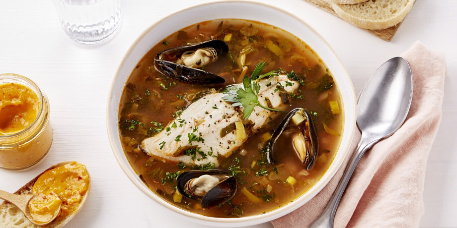 Filet de bar cuit dans un bouillon de poisson