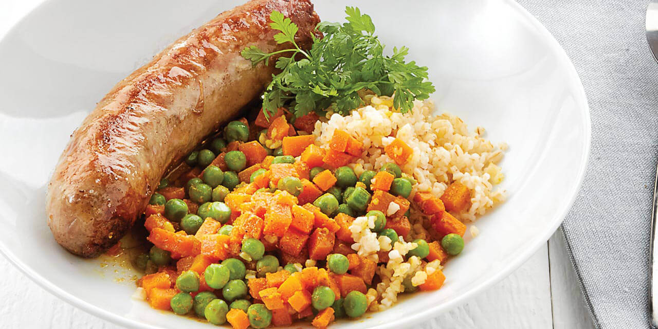Saucisse, boulgour aux petits pois, carottes et curry