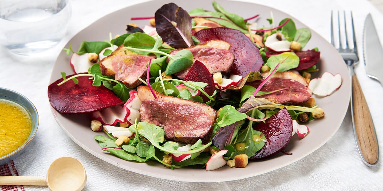 Salade van eendenborst met sinaasappeldressing en croutons