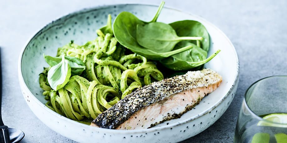 Zalm met avocadopesto en tweekleuren-linguine
