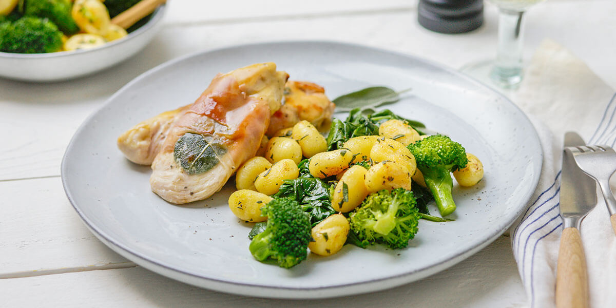 Kip saltimbocca met gnocchi en groene groenten