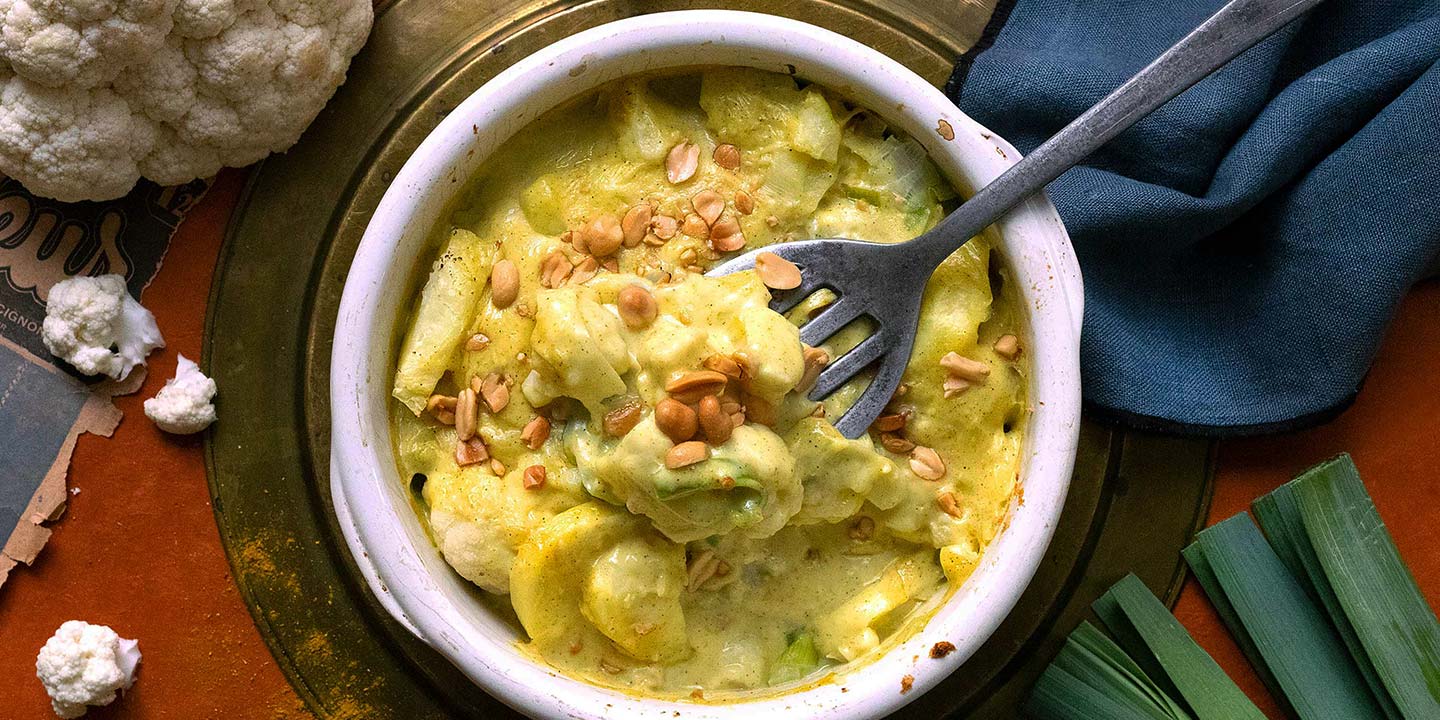 Bloemkoolgratin met kokosmelk, curry en pindanoten