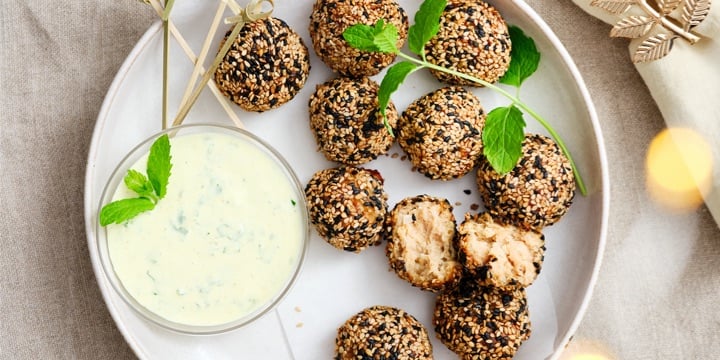 Boulettes de poulet au sésame, dip yaourt à la menthe