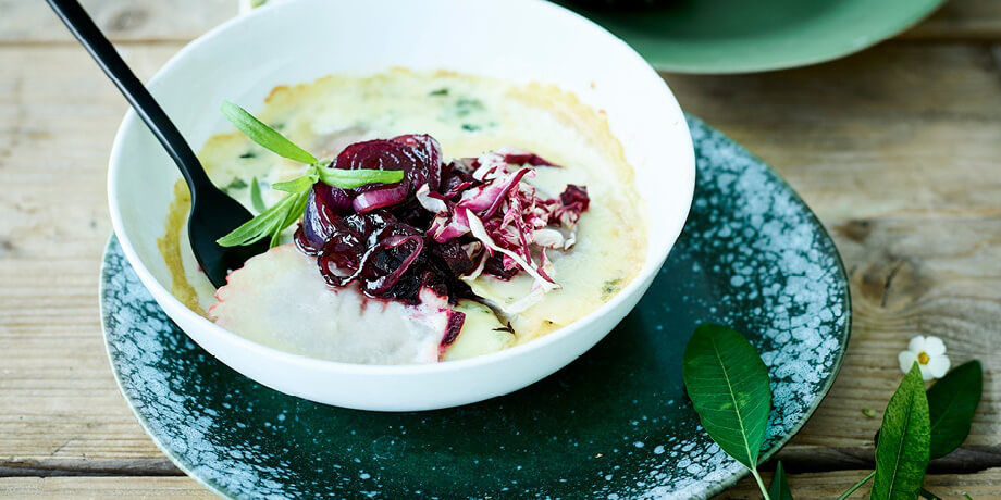 Ravioli de radicchio à la sauce au bleu, oignon rouge caramélisé