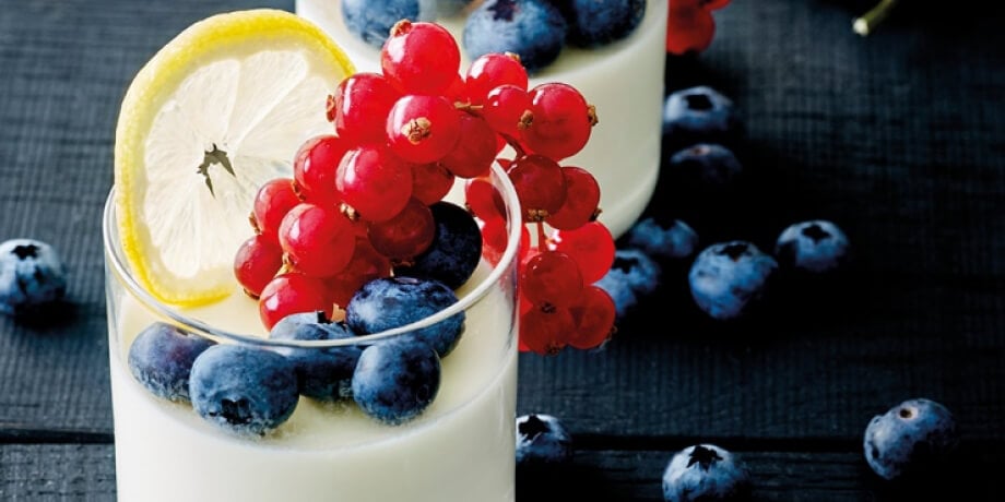 Panna cotta met blauwe en rode bessen en citroen