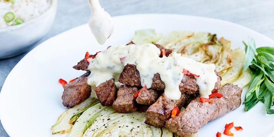 Tagliata de Bleue des Prés, fenouil au four, riz et sauce moutarde