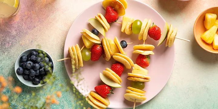 Brochettes met pannenkoek en vers fruit